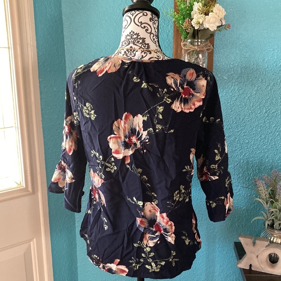 MUST BUNDLE: Bon Ami | Women’s Floral Bell Sleeve V-Neck Blouse - Picture 4 of 6